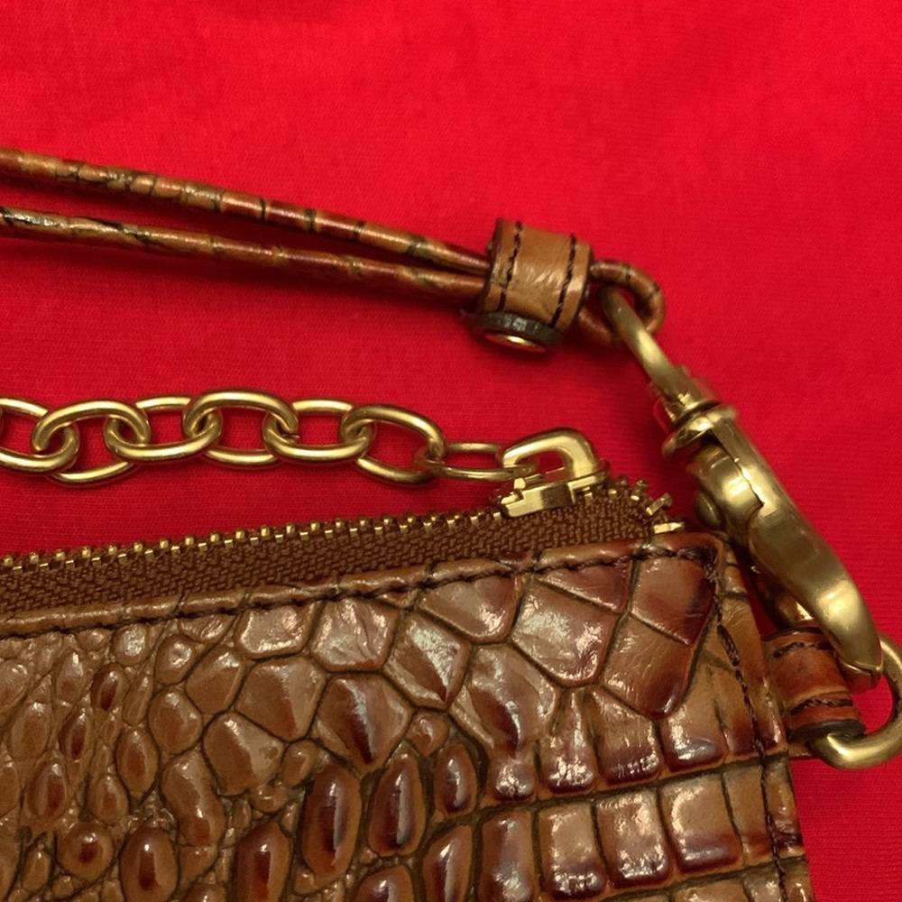Brahmin wristlet
Used but great condition
9 inches by 5 1/2 inches - Picture 4 of 6